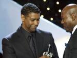 El actor estadounidense Denzel Washington recibe el Premio Donostia de manos del director Antoine Fuqua.