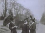 Tres mujeres lucen dise&ntilde;os de una casa de modas berlinesa en 1915