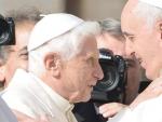 El papa Francisco (d) con el papa em&eacute;rito Benedicto XVI (i).