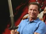 El actor Arnold Schwarzenegger empu&ntilde;a la espada de Conan tras descubrir una estrella con su nombre en el paseo de la Fama de Almer&iacute;a.
