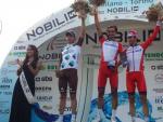 Giampaolo Caruso (centro), acompa&ntilde;ado por Rinaldo Nocentini (izquierda) y Dani Moreno en el podio de la Mil&aacute;n-Tur&iacute;n 2014.