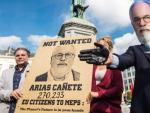 Decenas de personas se manifestaron frente a la sede del Parlamento Europeo (PE) en contra de Miguel Arias Ca&ntilde;ete.