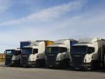 Una flota de camiones aparcados