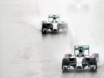 Los Mercedes de Nico Rosberg y Lewis Hamilton ruedan bajo la lluvia en el circuito de Suzuka, en el GP de Jap&oacute;n.
