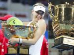La rusa Maria Sharapova y el serbio Novak Djokovic, con los trofeos que los acreditan como campeones en Pek&iacute;n.