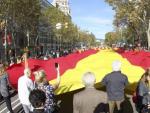 Momento en que la plataforma 'Som Catalunya, Somos Espa&ntilde;a' ha desplegado en el paseo de Gr&agrave;cia una bandera de cien metros, mitad espa&ntilde;ola y mitad catalana, en el D&iacute;a de la Hispanidad.