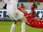 Thiago remata de manera acrob&aacute;tica en un partido del Bayern.