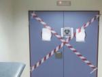 Puerta precintada por seguridad en el Hospital de Alcorc&oacute;n tras el ingreso de una paciente con &eacute;bola.