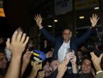 El candidato del Partido Social Dem&oacute;crata brasile&ntilde;o, A&eacute;cio Neves, celebra su pase a la segunda ronda con sus seguidores.