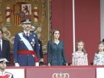 Los reyes Felipe VI y do&ntilde;a Letizia junto a sus hijas, presidiendo el desfile militar del 12 de octubre.