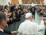 El papa Francisco saluda a los asistentes de una adiencia en el Vaticano.