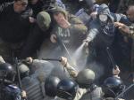 Activistas del movimiento radical ultranacionalista ucraniano se enfrentan a la polic&iacute;a ante el parlamento en Kiev, Ucrania.