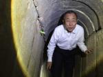 El secretario general de la ONU, Ban Ki-moon caminando por uno de los t&uacute;neles que horadan el subsuelo de la Franja de Gaza.