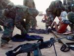 Un grupo de marines de los EE UU, con trajes de protecci&oacute;n contra guerra qu&iacute;mica y biol&oacute;gica, atienden a un herido iraqu&iacute; en 2003.