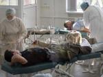 El l&iacute;der de la autoproclamada 'rep&uacute;blica popular de Donetsk' (este de Ucrania), Den&iacute;s Pushilin (C) dona sangre en un hospital de campa&ntilde;a en Donetsk, Ucrania.