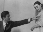 El modisto Hubert de Givenchy y la actriz Audrey Hepburn, en una prueba de vestuario para la pel&iacute;cula 'Historia de una monja'.