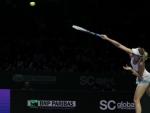 La tenista rusa Maria Sharapova realiza un saque ante la danesa Caroline Wozniacki durante la segunda jornada del Masters femenino de Singapur 2014, primera de competici&oacute;n para el Grupo Blanco.