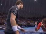 Con este gesto felicit&oacute; Tommy Robredo a Andy Murray tras su victoria en el Open de Valencia.