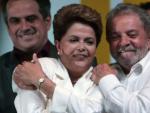 La presidenta reelecta brasile&ntilde;a, abraza al expresidente Luiz In&aacute;cio Lula da Silva (d), durante la rueda de prensa tras su victoria en los comicios este domingo 26 de octubre de 2014, en la sede de su campa&ntilde;a en Brasilia (Brasil).