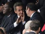 El presidente de Francia, Francois Hollande, conversa con el expresidente Nicolas Sarkozy, durante el funeral por Nelson Mandela, en el estadio FNB de Soweto, en Johannesburgo (Sud&aacute;frica).