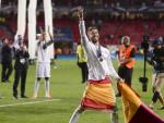 El defensa central del Real Madrid Sergio Ramos, con una bandera de Espa&ntilde;a y un capote, celebrando la d&eacute;cima copa de la Champions League conseguida por su equipo.