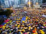 Manifestantes prodemocr&aacute;ticos forman un manto con paraguas durante una protesta celebrada un mes despu&eacute;s de que el movimiento prodemocr&aacute;tico de Hong Kong, conocido como Revoluci&oacute;n de los Paraguas, iniciara la ocupaci&oacute;n pac&iacute;fica de calles, en Hong Kong (China).