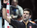 El tenista serbio Novak Djokovic celebra su victoria en las semifinales del Torneo de Maestros ante el japon&eacute;s Kei Nishikori.