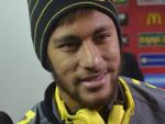 El delantero brasile&ntilde;o Neymar da Silva realiza declaraciones a la prensa.