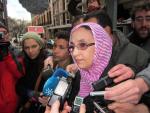 Aminetu Haidar atiende a los medios de comunicaci&oacute;n