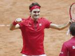 Roger Federer y Stan Wawrinka celebran su victoria en el partido de dobles de la final de la Copa Davis ante Francia.