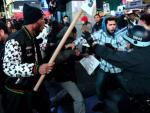Unos manifestantes se enfrentan con la Polic&iacute;a en Times Square. en Nueva York.
