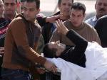 Mubarak, transportado en camilla de un helic&oacute;ptero a la ambulancia que le llevar&iacute;a minutos despu&eacute;s a escuchar el veredicto que le exculpado de las muertes de la 'primavera' egipcia en 2011.