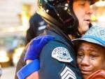 La fotograf&iacute;a del abrazo entre un polic&iacute;a blanco y un adolescente negro durante una marcha de protesta en Portland.