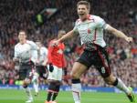 El capit&aacute;n del Liverpool, Steve Gerrard, celebra uno de sus goles ante el Manchester United en Old Trafford.