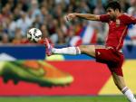El jugador de la selecci&oacute;n de Espa&ntilde;a Diego Costa remata un bal&oacute;n contra la porter&iacute;a gala durante el partido amistoso contra Francia celebrado en Sant Denis.