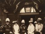 Foto de Christina Broom a la familia real inglesa en 1908. El primero por la izquierda es el rey Eduardo VII y a su lado est&aacute; la reina Mar&iacute;a.