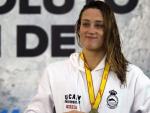 La nadadora catalana Mireia Belmonte, con la medalla de oro, tras vencer en la prueba de 400 metros estilos en la segunda jornada del Campeonato de piscina corta, que se est&aacute; disputando en Sabadell (Barcelona).