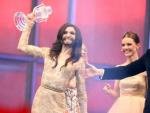 La austr&iacute;aca Conchita Wurst levanta el trofeo de ganadora de Eurovisi&oacute;n.