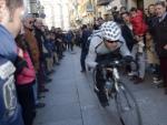 El exciclista Pedro Delgado, durante su participaci&oacute;n en la tradicional Carrera del Pavo de Segovia para bicicletas sin cadena.