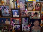 Retratos de algunas de las v&iacute;ctimas del tsunami son mostradas durante la ceremonia religiosa celebrada en Phang Nga (Tailandia) cuando se cumplen diez a&ntilde;os del desastre natural que mat&oacute; a m&aacute;s de 230.000 personas.