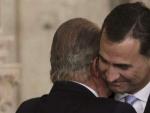 El rey Juan Carlos abraza al pr&iacute;ncipe de Asturias, Felipe de Borb&oacute;n, tras sancionar la ley org&aacute;nica que hace efectiva su abdicaci&oacute;n.