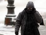Un hombre se protege de la nevada con una bufanda.
