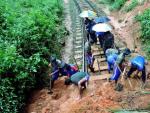 Ciudadanos de Sri Lanka intentan reabrir una v&iacute;a de tren cortada por los desprendimientos causados por las lluvias