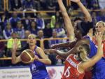 Un instante del primer partido de la final de la Liga Femenina de baloncesto entre el Perfumer&iacute;as Avenida de Salamanca (azul) y el Rivas Ec&oacute;polis madrile&ntilde;o (rojo).