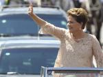 Dilma Roussef, saludando al p&uacute;blico antes de su toma de investidura en Brasilia