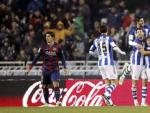 Los jugadores de la Real Sociedad celebran el gol marcado en propia puerta por el defensa del FC Barcelona Jordi Alba, durante el partido de la decimo s&eacute;ptima jornada de Liga de Primera Divisi&oacute;n