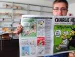El periodista, dibujante y director de 'Charlie Hebdo', Charb, fallecido en el atentado contra la sede del semanario, sostiene un ejemplar de la publicaci&oacute;n.