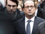 El presidente galo, Fran&ccedil;ois Hollande, llega a las oficinas del semanario sat&iacute;rico franc&eacute;s &quot;Charlie Hebdo&quot; tras ataque contra la redacci&oacute;n.