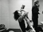 El l&iacute;der de Led Zeppelin, Jimmy Page, retratado por Neal Preston en un camerino en enero de 1975. En el extremo derecho, Robert Plant, cantante del grupo
