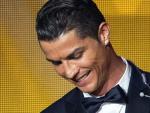 El delantero portugu&eacute;s del Real Madrid, Cristiano Ronaldo, sonr&iacute;e tras recibir su tercer Bal&oacute;n de Oro durante la gala de la FIFA que se celebra en Z&uacute;rich, Suiza.
